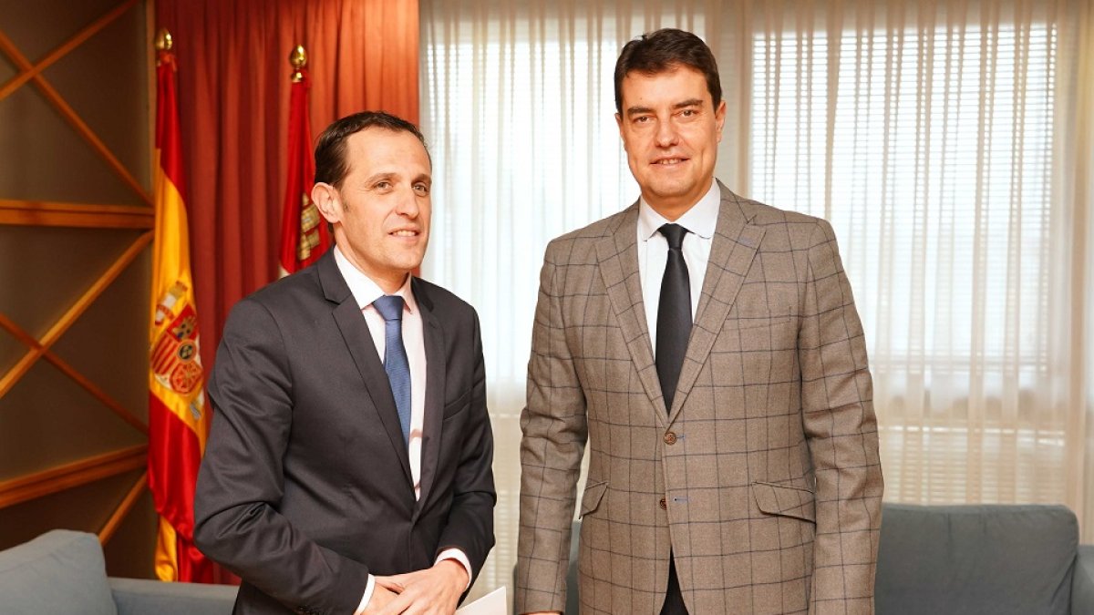 El consejero de la Presidencia, Ángel Ibáñez, mantiene un encuentro con el presidente de la Diputación Provincial de Valladolid, Conrado Íscar.