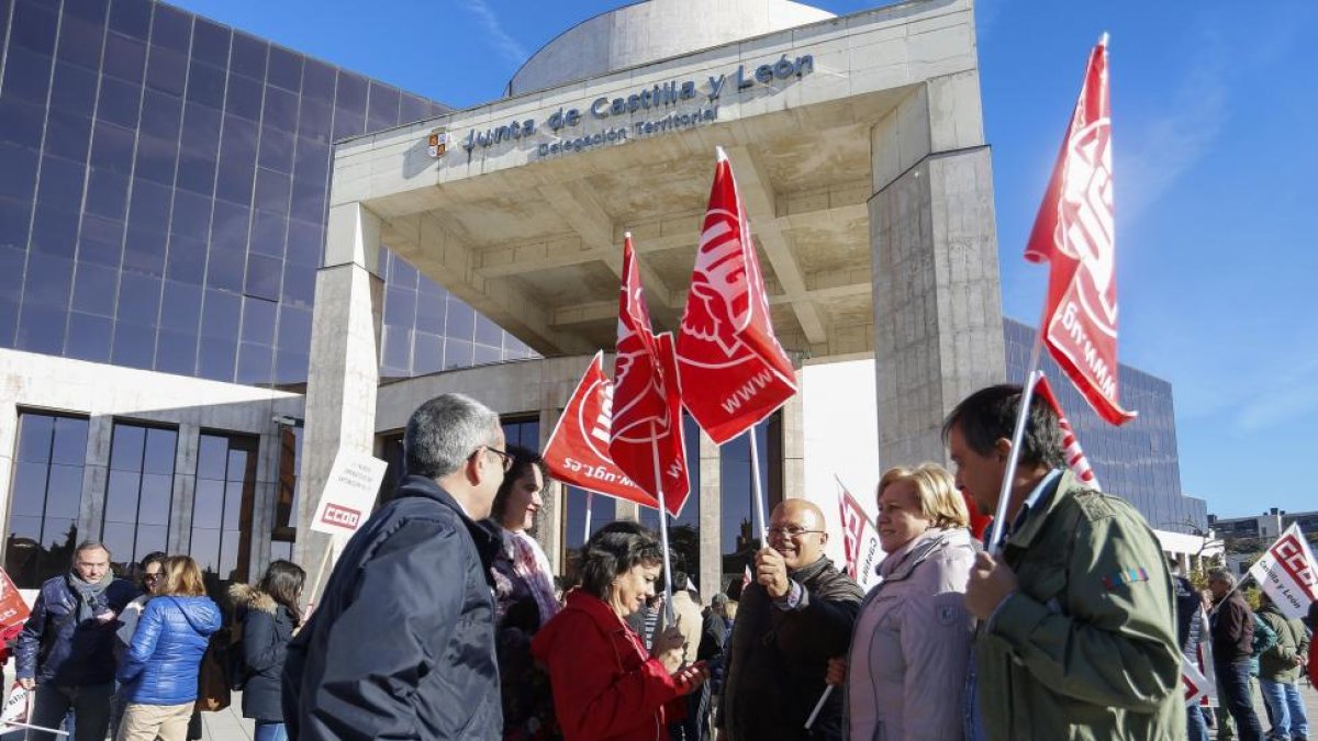 Concentración de trabajadores de Medio Ambiente en León-CARLOS S. CAMPILLO/ ICAL
