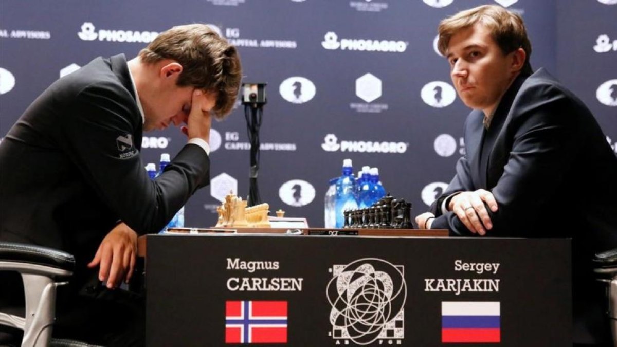 Magnus Carlsen y Serguéi Karjakin, durante la disputa de la quinta partida del Mundial de ajedrez, en Nueva York.-SHANNON STAPLETON / REUTERS