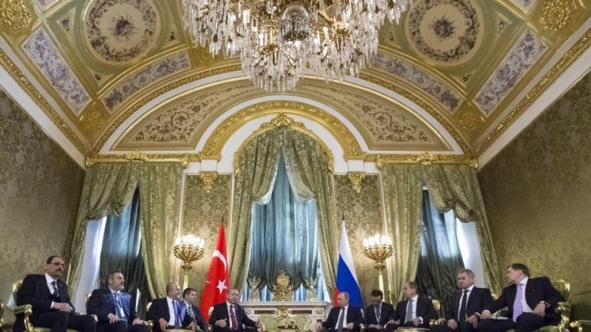 Erdogan y Putin, reunidos en Moscú.-EFE / ALEXANDER ZEMLIANICHENKO