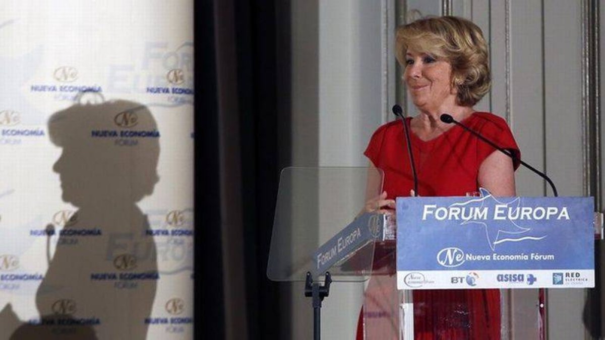 La presidenta del PP madrileño y candidata a la alcaldía de la capital, Esperanza Aguirre, este lunes en un desayuno informativo.-Foto: JUAN MANUEL PRATS