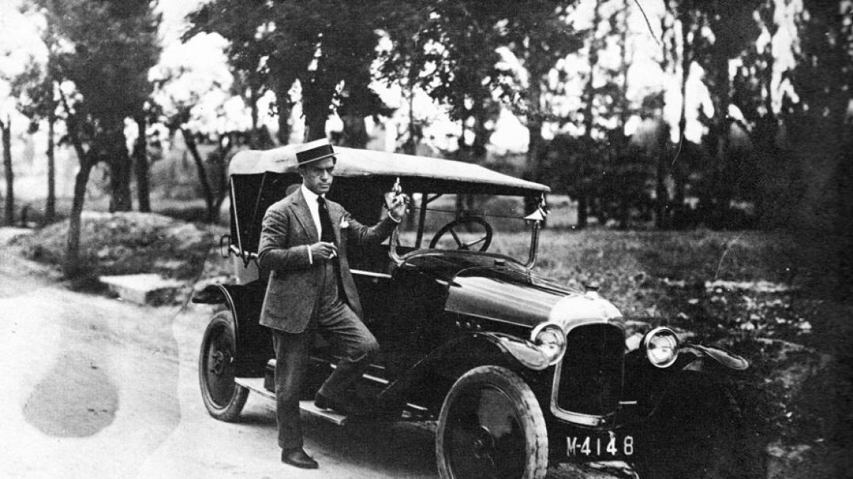 Anselmo Miguel Nieto con su primer coche, con el que llevaba de paseo a Valle Inclán y a otros amigos del 98.-EL MUNDO
