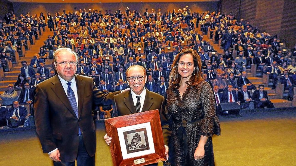 Juan Vicente Herrera y Adriana Ulibarri entregan el premio a José María Ruiz Benito por su trayectoria.-J.M. LOSTAU, MIGUEL Á. SANTOS Y PABLO REQUEJO