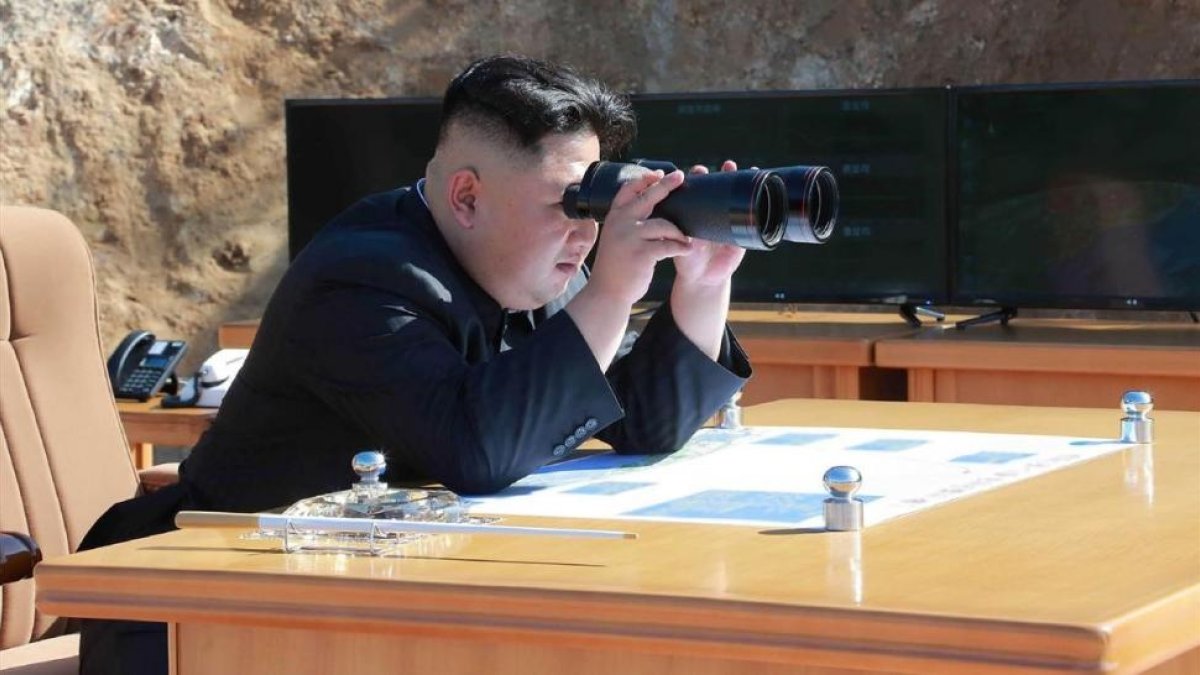 El líder norcoreano Kim Jong-un el pasado mes de julio durante el lanzamiento de un misil intercontinental.-AFP