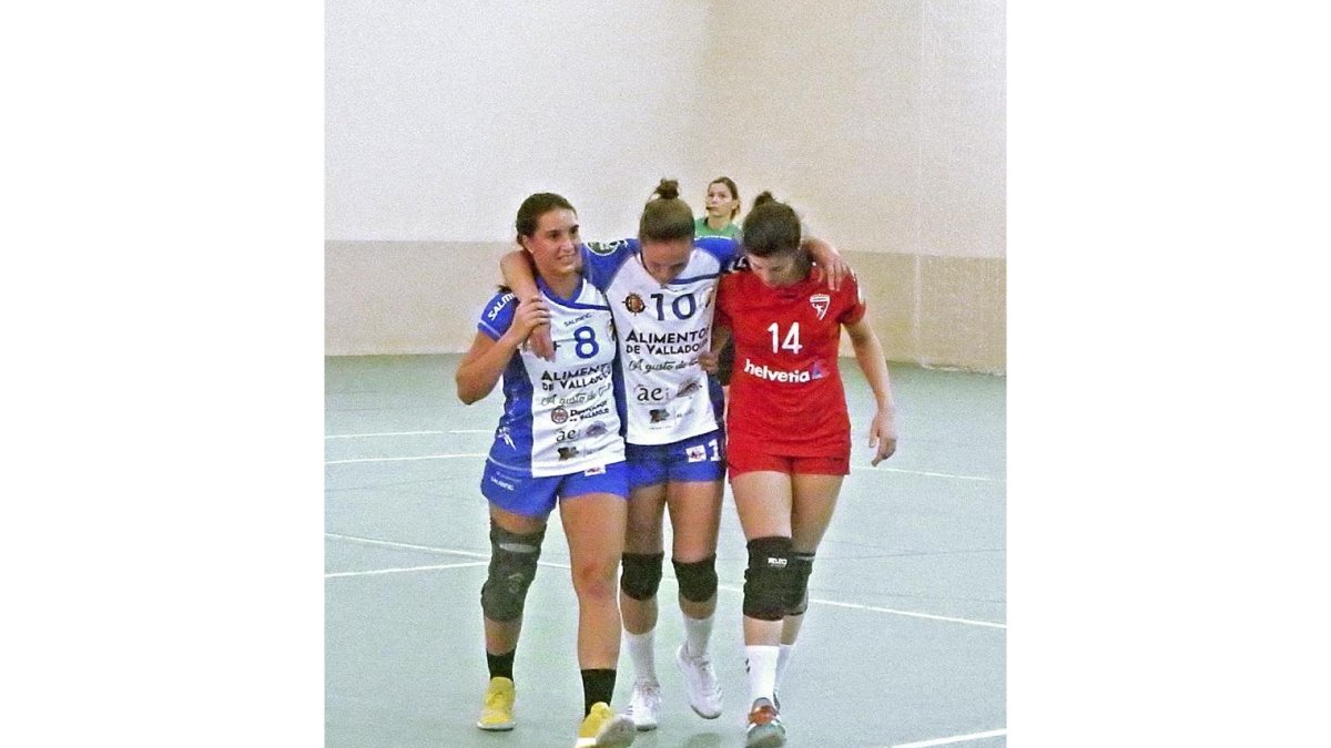 María O’Mullony se retira cojeando tras sufrir una lesión, ayer, en el partido contra Alcobendas.-EM