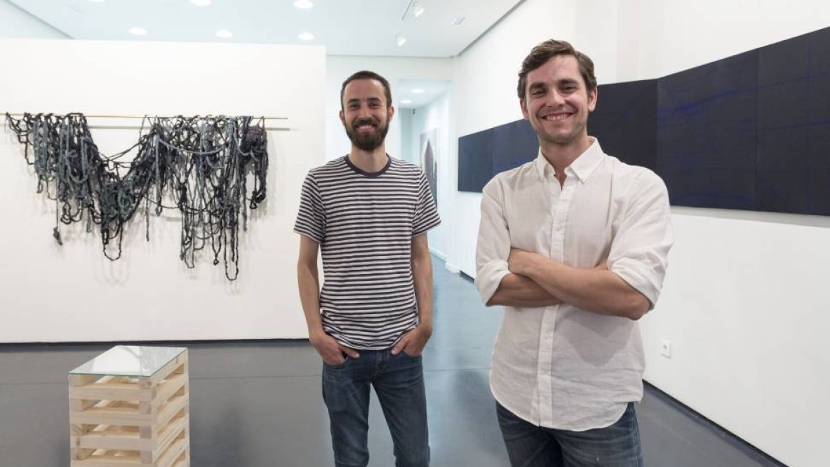 Theo Firmo e Iñaki Chávarri posan en la Galería Javier Silva, donde han inaugurado ‘Diálogos’.-Miguel Ángel Santos