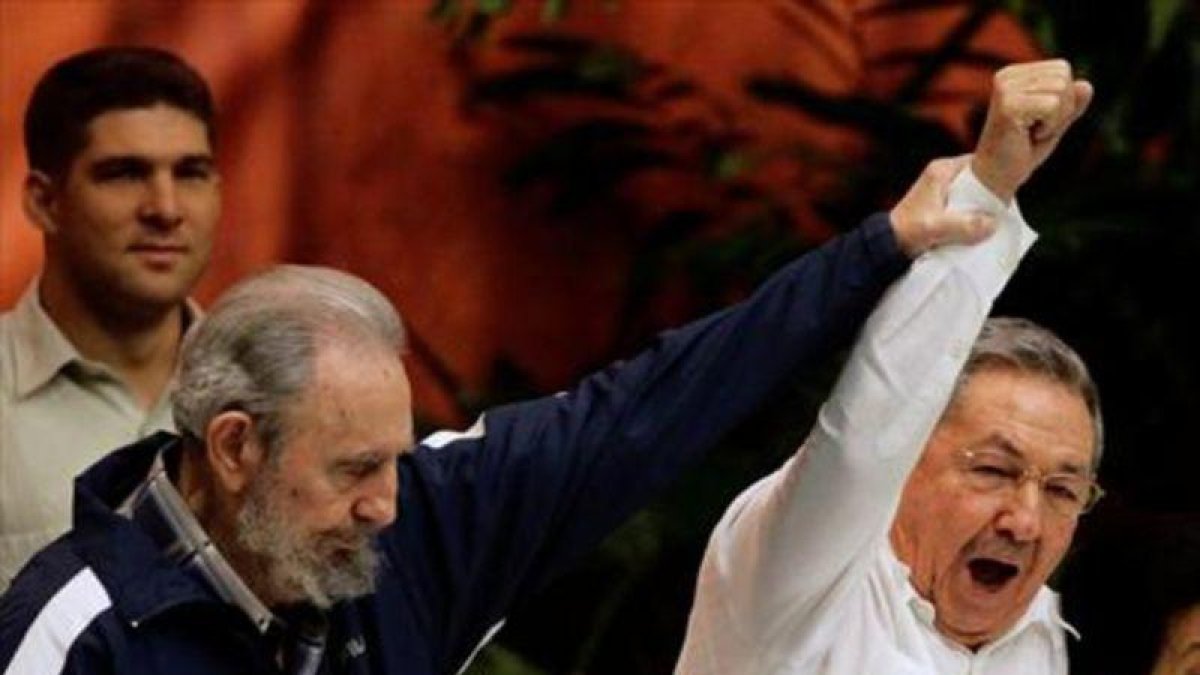 Fidel levanta el brazo de Raúl, en abril del 2011.-AFP / REUTERS / AP
