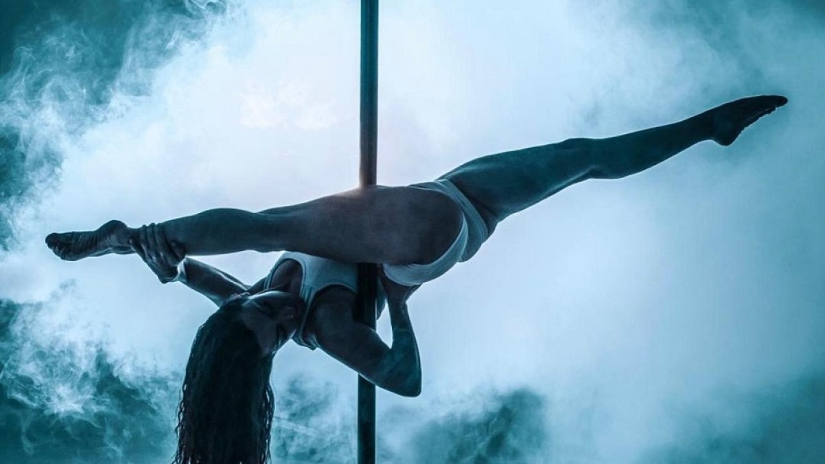 Una imagen de un ejercicio de pole dance. / EL MUNDO