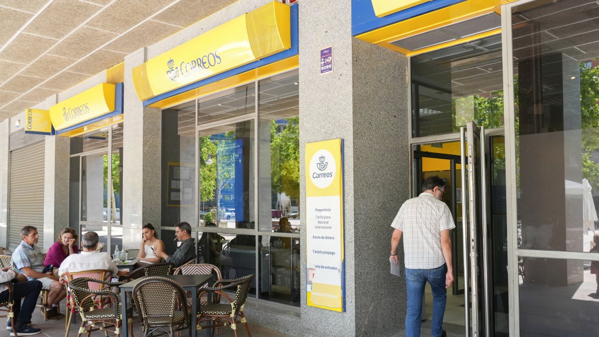 Oficina de Correos en la Plaza Marcos Fernández.- J.M.LOSTAU
