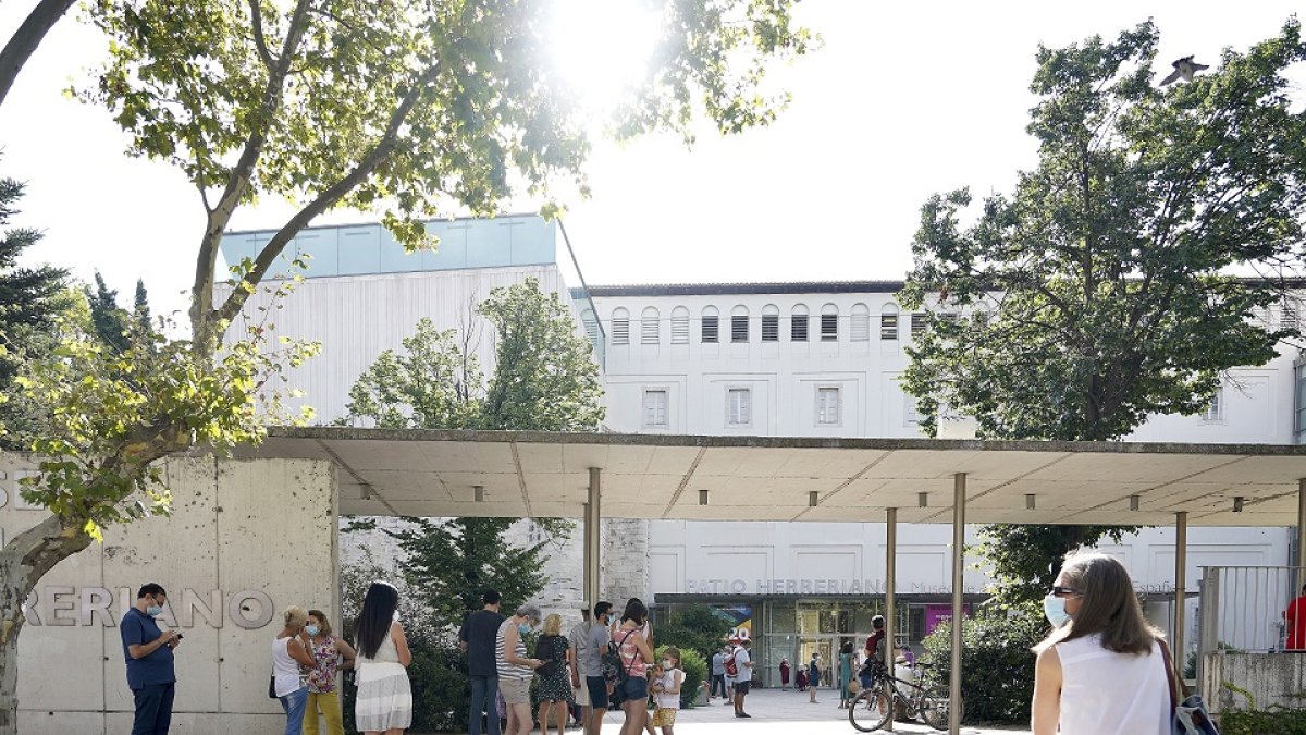 ’A CIELO ABIERTO’. El Ayuntamiento de Valladolid y la Fundación Municipal de Cultura promovió para el verano un programa que fomenta la vida cultural, que se extenderá al mes de septiembre, aprovechando el período festivo. En la foto, una cola para hacerse con entradas del ciclo, en el Museo Patio Herreriano. -ICAL