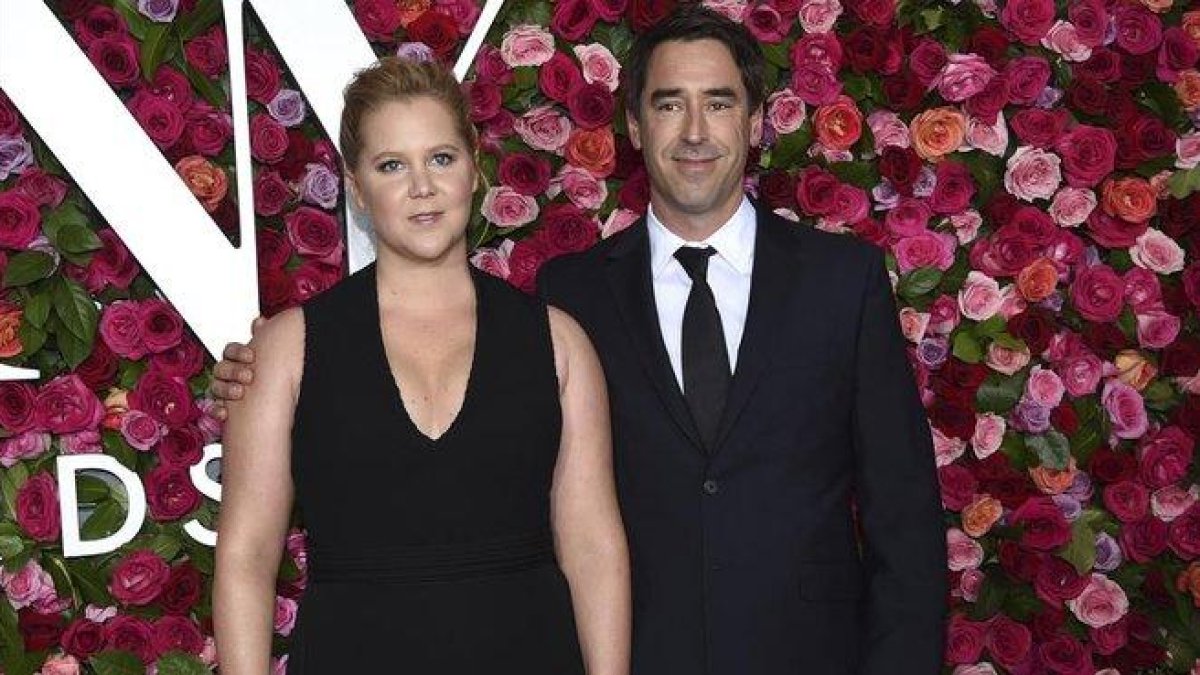 Amy Shumer y su marido, el cocinero Chris Fischer posan en la alfombra roja de los premios Tony en Nueva York, el 10 de junio del 2018.-AP / EVAN AGOSTINI