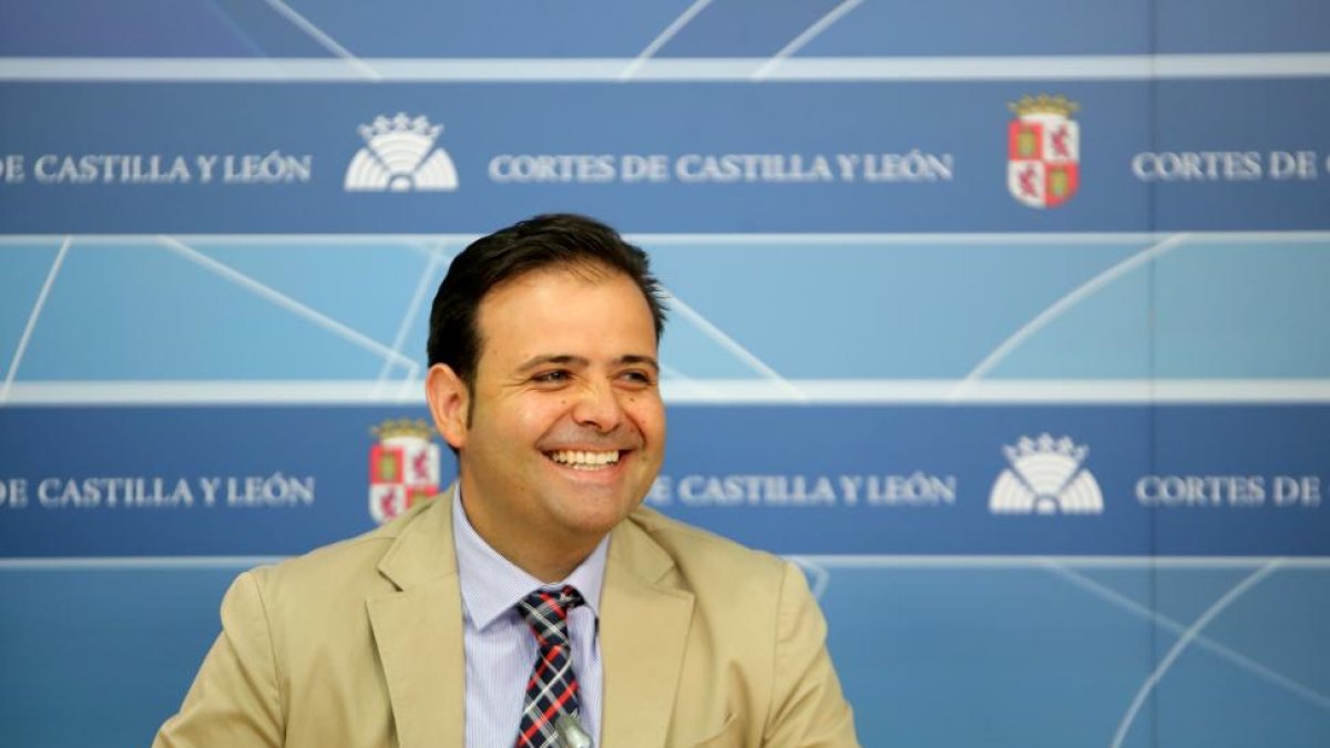 El portavoz de Fomento del Grupo Parlamentario Socialista en las Cortes de Castilla y León, Celestino Rodríguez, hace balance de las políticas en su materia de la Junta.-ICAL