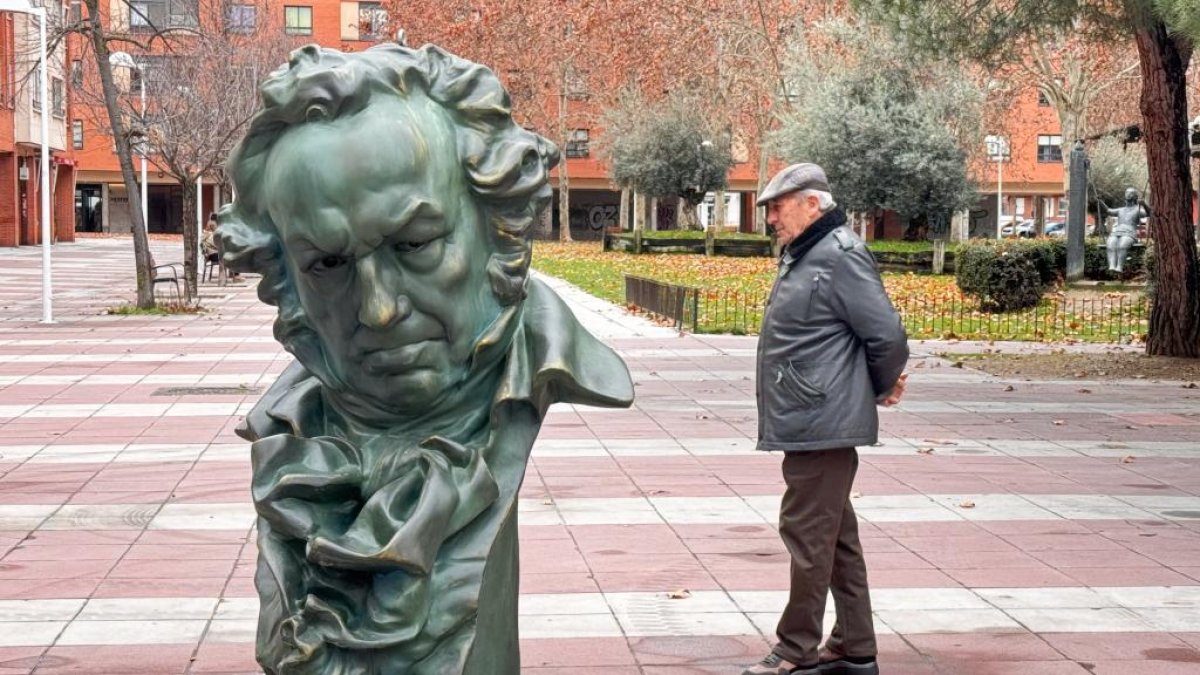 Réplica del galardón de los premios Goya en la plaza de Castilla de Valladolid. -J.M. LOSTAU.