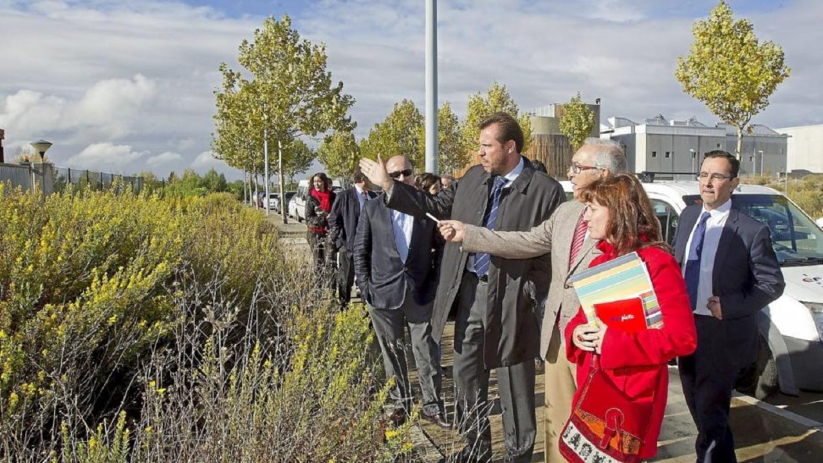 Óscar Puente, Antonio Rodríguez y María Sánchez cambian impresiones, ayer, al pie de la parcela municipal en la calle Neptuno.-J. M. Lostau