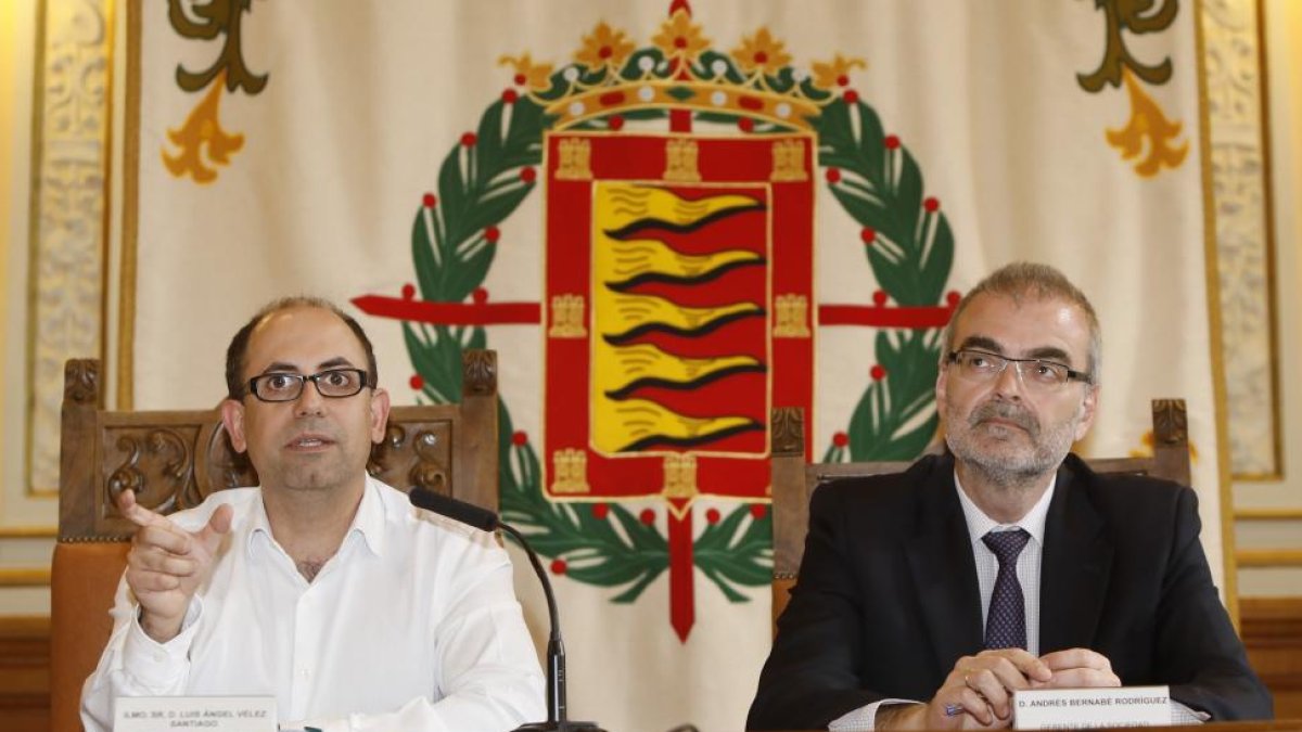 El nuevo gerente de Auvasa, Andrés Bernabé, junto al concejal de Seguridad y Movilidad del Ayuntamiento de Valladolid, Luis Vélez.-J.M.LOSTAU