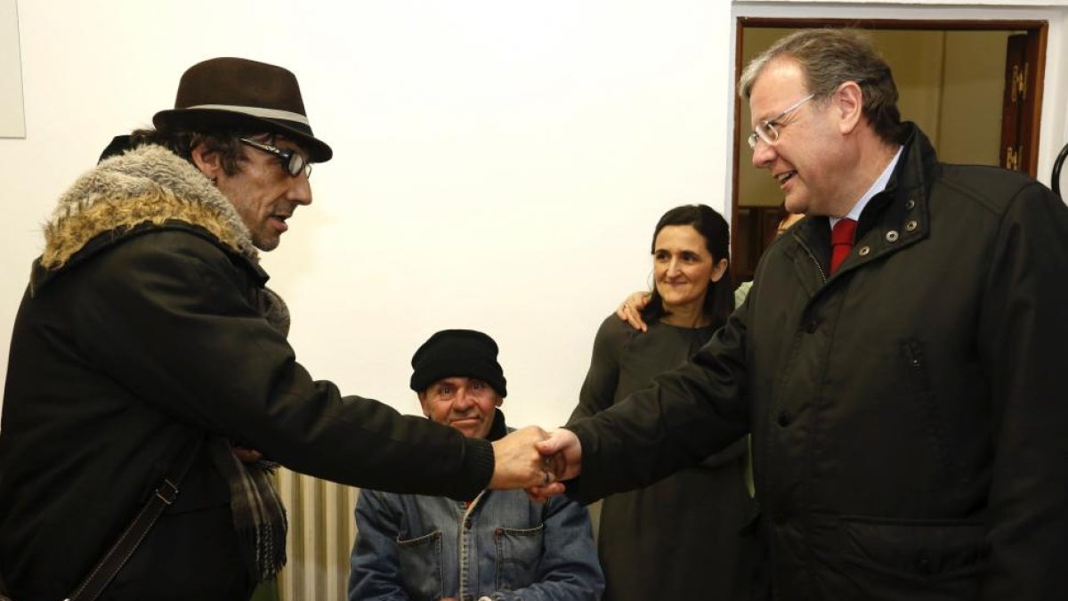 El alcalde de León, Antonio Silván, visita el Centro de acogida nocturna ‘Calor y Café’ de la Asociación San Vicente de Paúl para la atención a las personas sin hogar-Ical