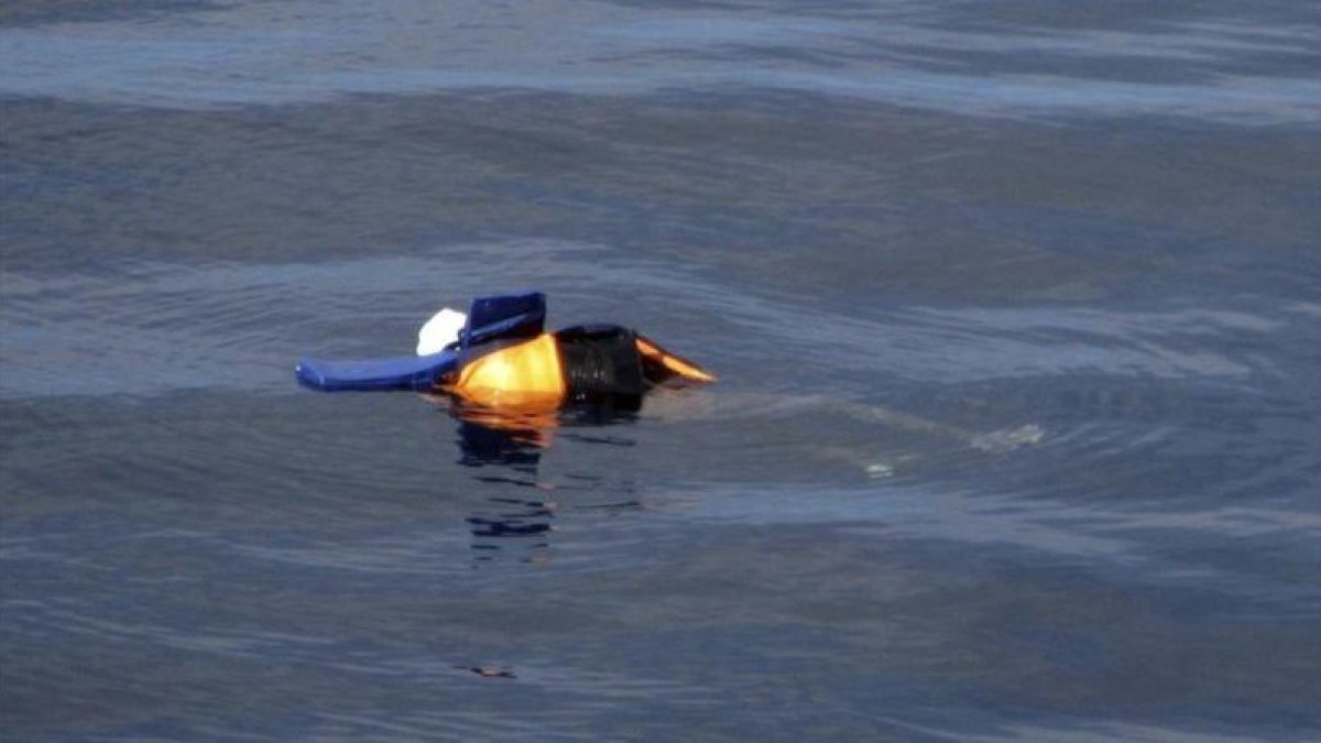 El cuerpo sin vida de un migrante ahogado, con chaleco salvavidas, flota en aguas exteriores de Libia, en una foto divulgada por la oenegé Proactiva Open Arms, el 24 de marzo.-AP