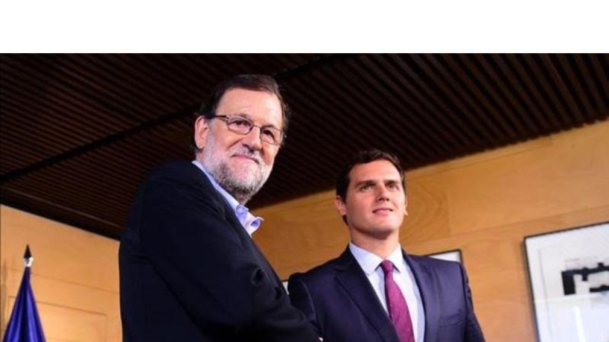 Mariano Rajoy y Albert Rivera posan tras un encuentro en el Congreso, en Madrid.-PIERRE-PHILIPPE MARCOU