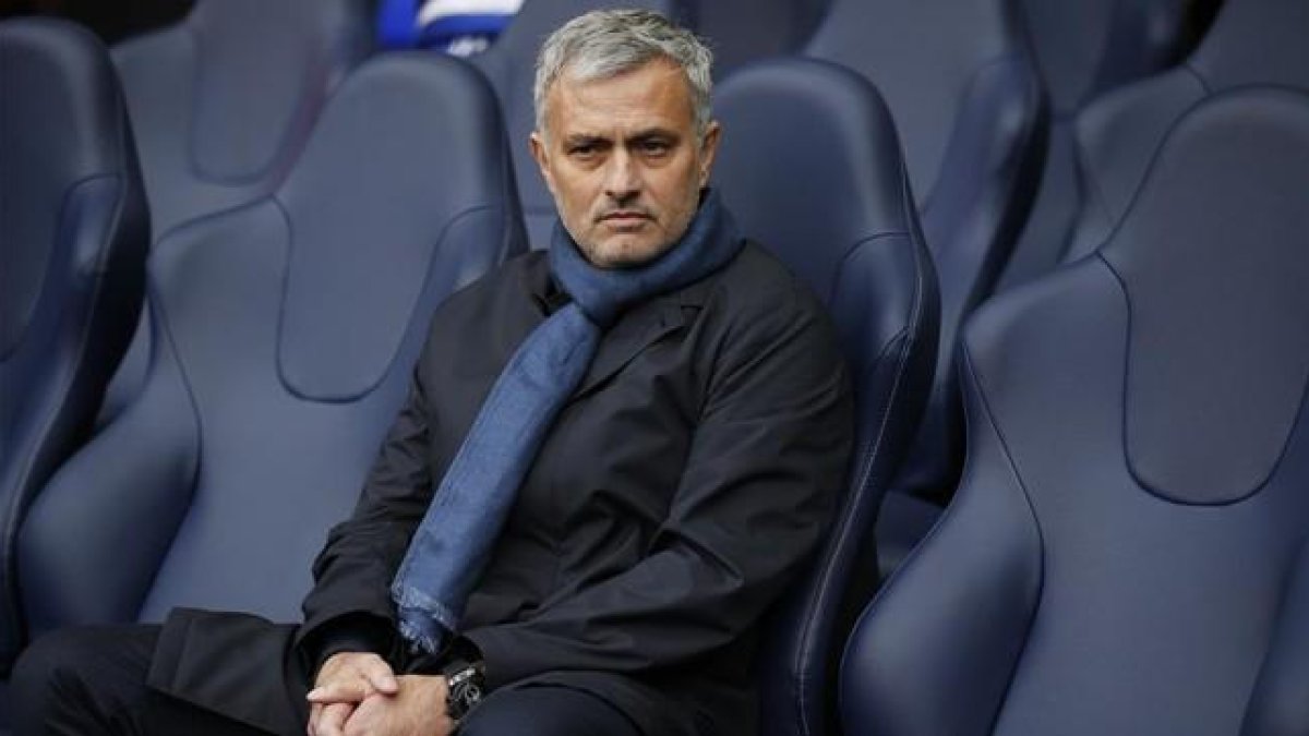 El técnico del Chelsea José Mourinho, durante el duelo ante el Tottenham-REUTERS / PAUL CHILDS