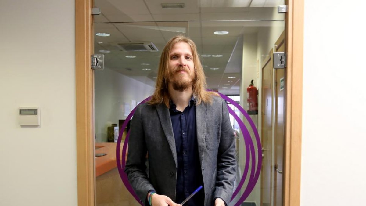 El secretario general de Podemos Castilla y León, Pablo Fernández, valora en rueda de prensa su reunión con el Bloque de Izquierdas Portugués-ICAL
