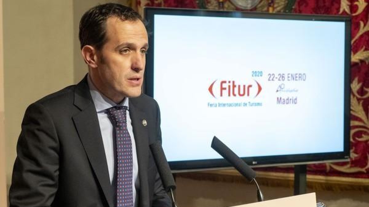 El presidente de la Diputación de Valladolid, Conrado Íscar, presenta el expositor de la institución provincial en Fitur 2020-ICAL.
