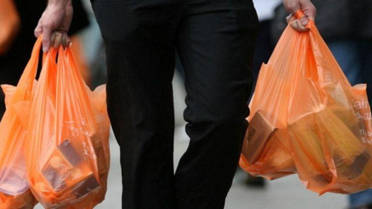 Se promulgó un nuevo acuerdo sobre la prohibición de bolsas plásticas.-EL PERIÓDICO