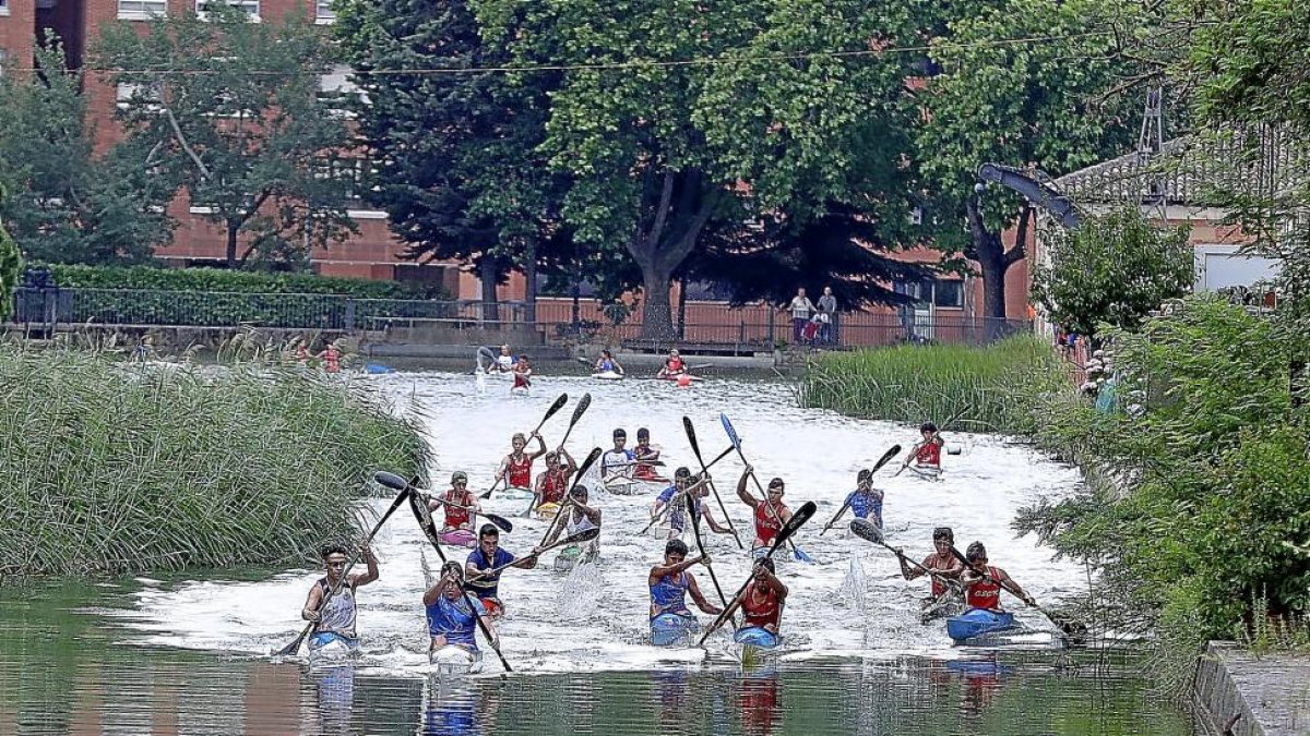 Grupo de piragüistas que compitieron ayer en la XI Regata Canal de Castilla.-BALCAZA (PHOTOGENIC)