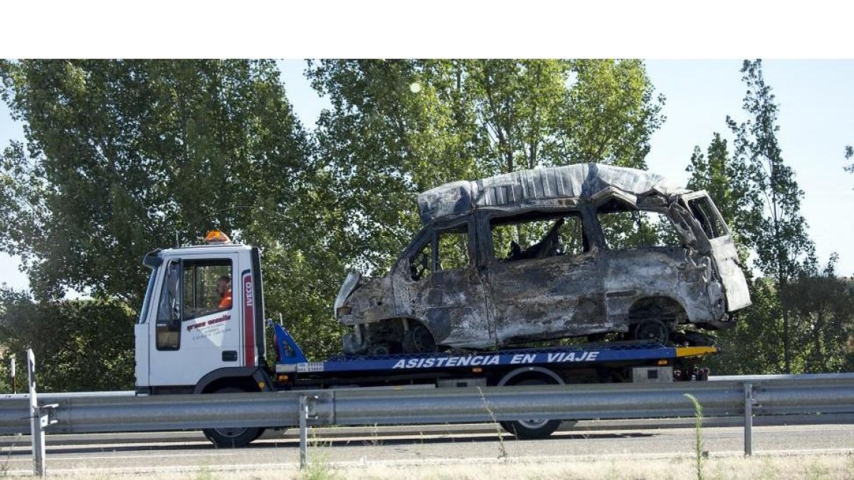 Furgoneta calcinada tras sufrir un accidente en la A-62.-ICAL