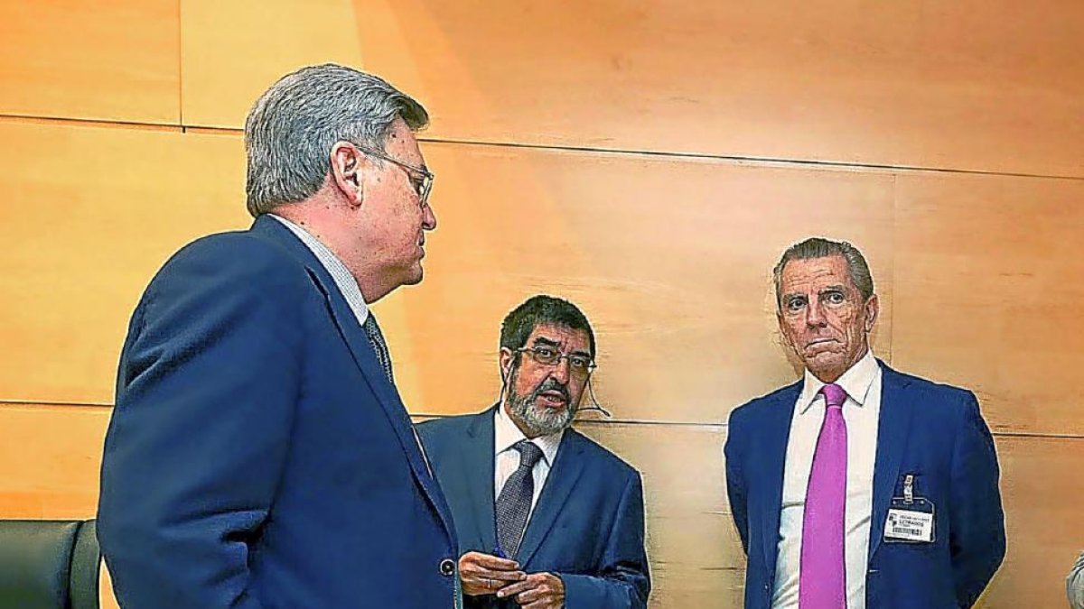 Manuel Conthe (d) junto a Luis Fuentes (c) y José Manuel Fernández Santiago (i).-ICAL