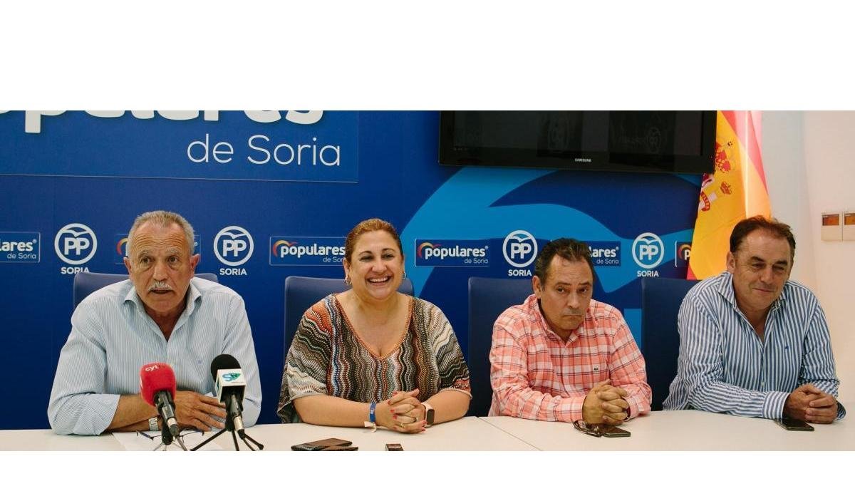 José Antonio de Miguel, presidente de la PPSO; Yolanda de Gregorio, presidenta del PP; Saturnino de Gregorio, de Ciudadanos y Benito Serrano del PP anuncian el pacto.-ICAL
