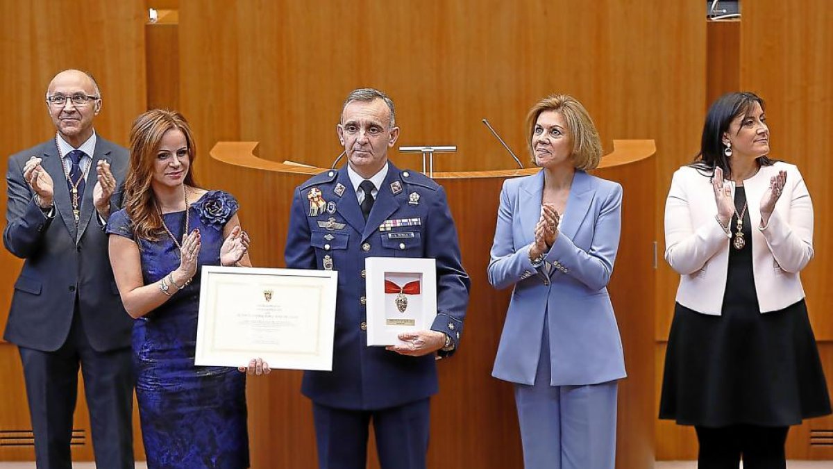 El director de la Academia Básica del Aire, con la medalla, flanqueado por la presidenta de las Cortes y la ministra de Defensa.-J.M. LOSTAU
