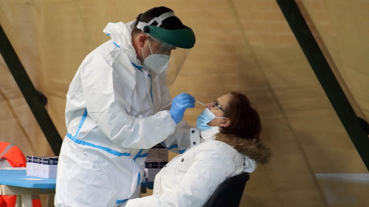 Doce equipos sanitarios de Atención Primaria realizan un cribado masivo con test de antígenos en Valencia de Don Juan (León). ICAL