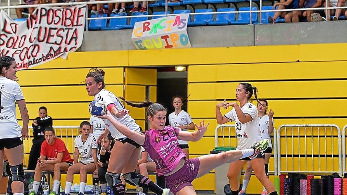 Elena Cuadrado se lanza al suelo para lanzar en el partido de ayer en Alcobendas.-PHOTO-DEPORTE