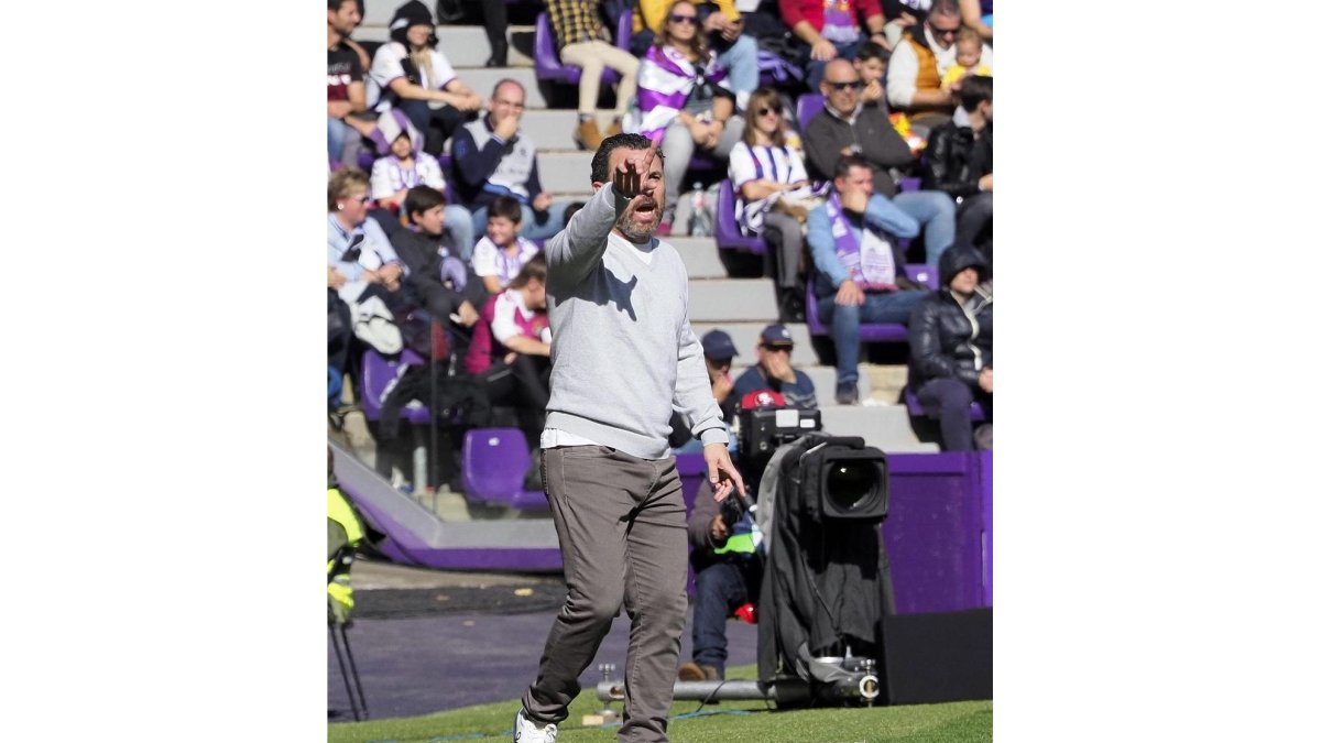 Sergio da indicaciones con su actual ‘ropa de la suerte’ durante el partido contra el Mallorca.-PABLO REQUEJO