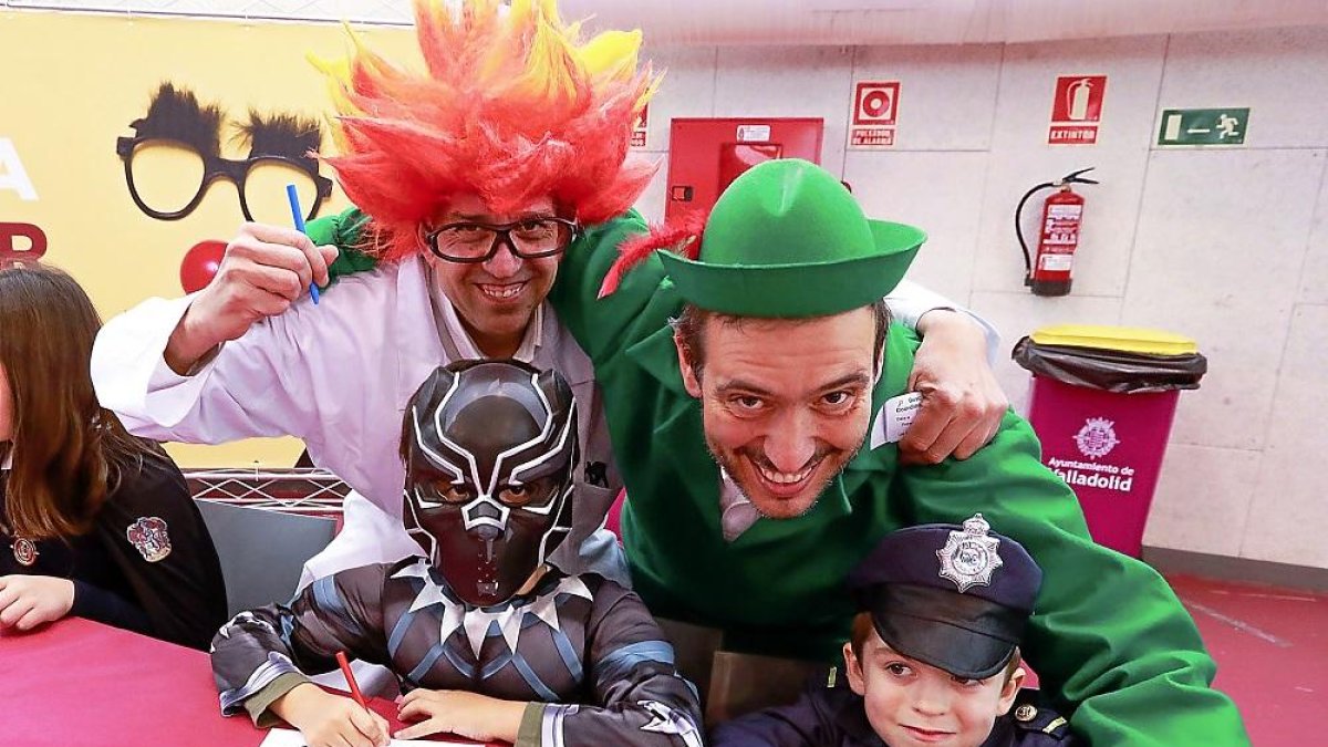 Varios niños participan en los talleres infantiles en el día de ayer.-J.M. LOSTAU