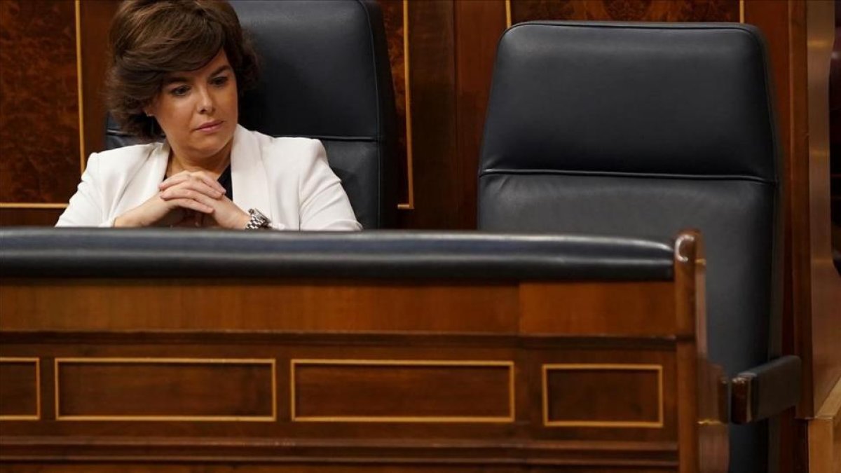 La silla del presidente Rajoy permanece vacía al inicio de la sesión de hoy.-JOSE LUIS ROCA