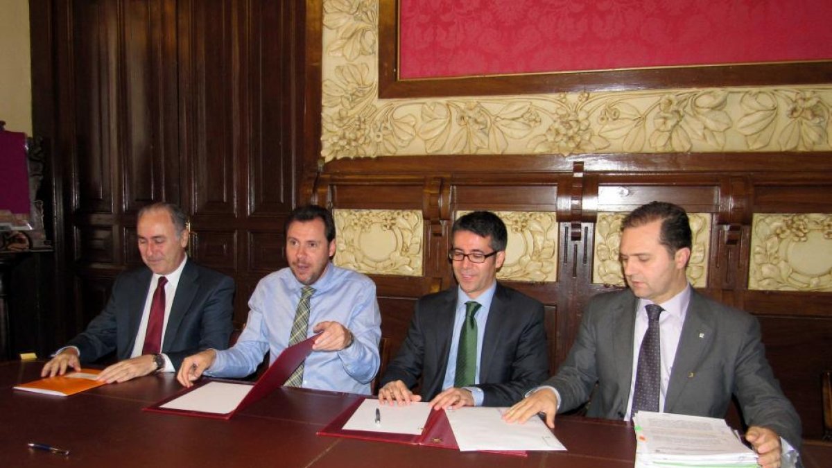 El alcalde de Valladolid, Oscar Puente (CI), y el delegado comercial de Iberdrola en Castilla León, Celiano García (CD), firman un contrato de suministro eléctrico.-ICAL