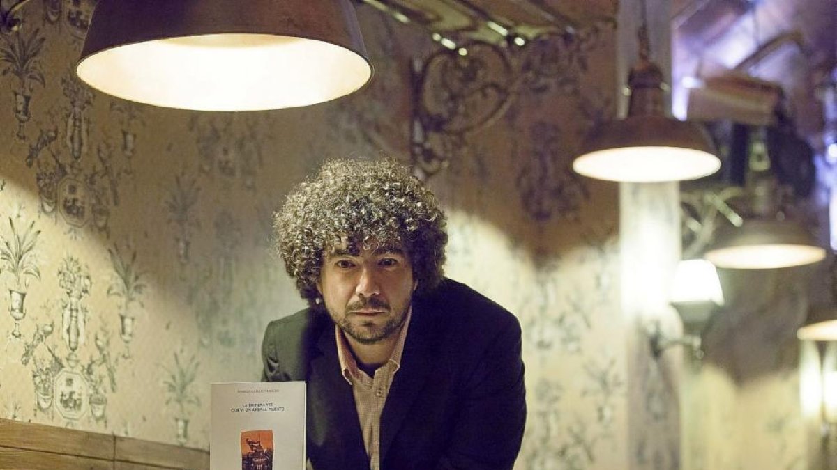Rodrigo Garrido, en El Desierto Rojo, con su poemario.-Pablo Requejo