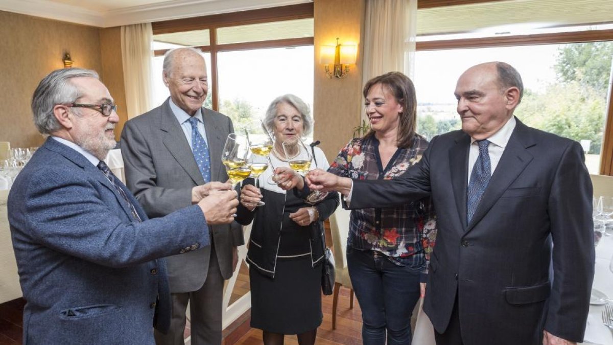 Juan Useros, Vicente Garrido Capa, Teresa Martín, Marta Rodríguez y Rafael García Bartolomé, instantes antes de la cata.-MIGUEL ÁNGEL SANTOS