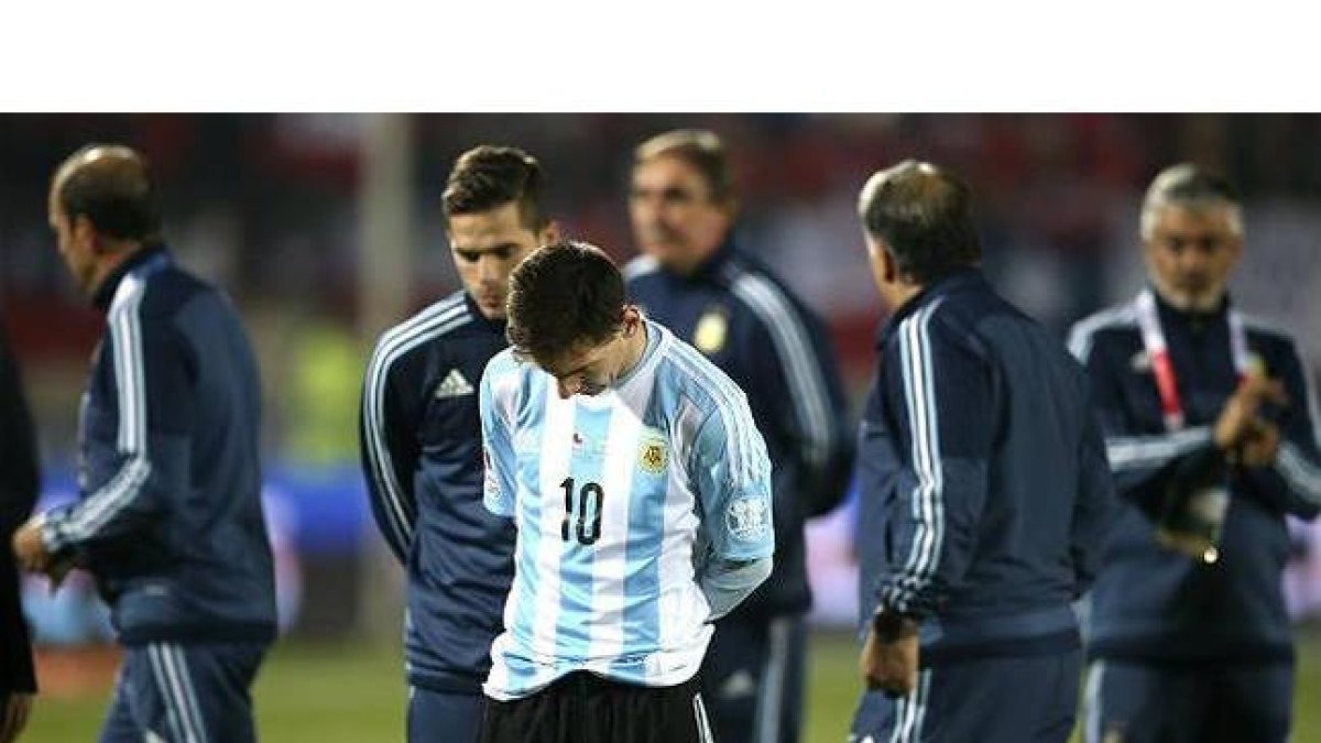 El delantero argentino Lionel Messi tras la tanda de los penaltis del partido Chile-Argentina, de final de la Copa América de Chile 2015, en el Estadio Nacional Julio Martínez Prádanos de Santiago de Chile.-Foto: MARIANO RUIZ / EFE