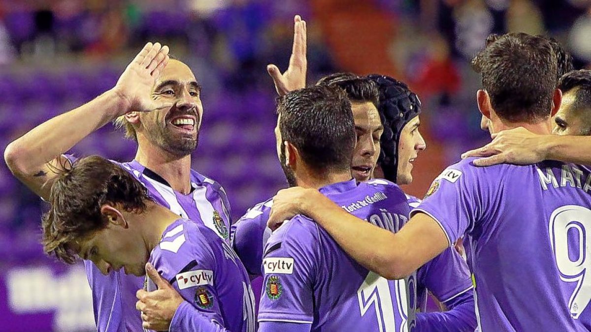 Los jugadores del Valladolid celebran uno de los goles frente al Lorca.-J. M. LOSTAU