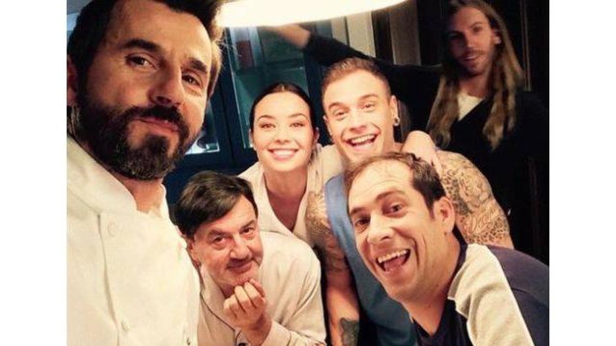 Foto de Instagram de la actriz Dafne Fernández, con sus compañeros de 'Chiringuito de Pepe'.-Foto: EL PERIÓDICO