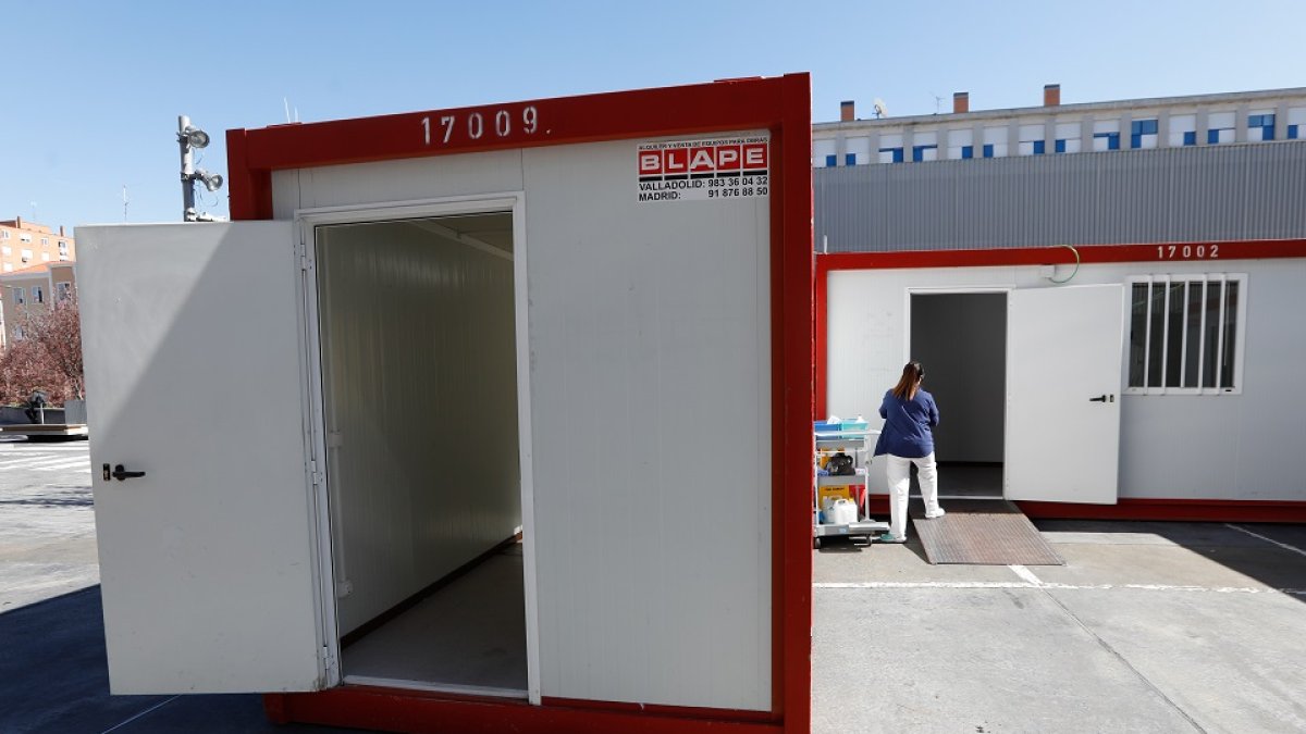 JUAN MIGUEL LOSTAU. CASETAS-CONTENEDORES COLOCADAS EN EL CLÍNICO DE VALLADOLID ANTE EL POSIBLE AUMENTO DEL CORONAVIRUS