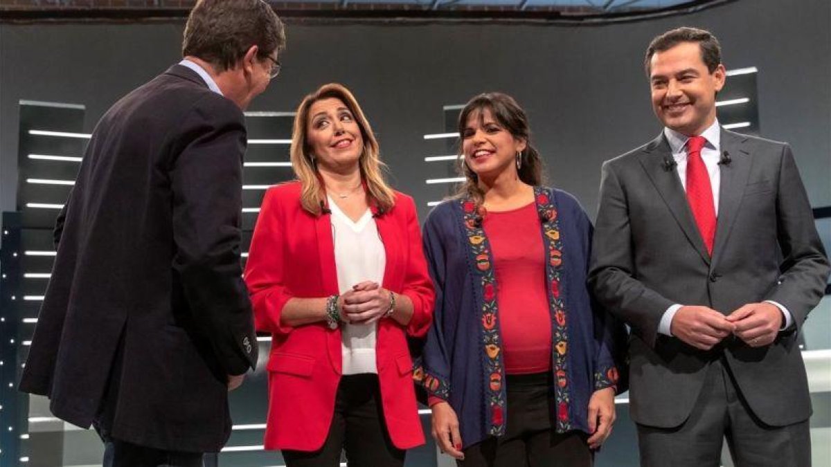 El candidato de Cs Juan Marín (de espaldas), junto a la socialista Susana Díaz, Teresa Rodríguez (Adelante Andalucía) y el aspirante popular Juan Manuel Moreno, en el debate electoral de TVE.-EFE / JULIO MUÑOZ