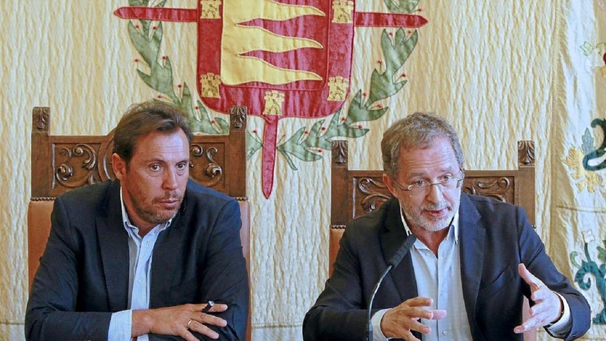 Puente y Saravia durante una comparecencia en el Ayuntamiento.-J. M. Lostau
