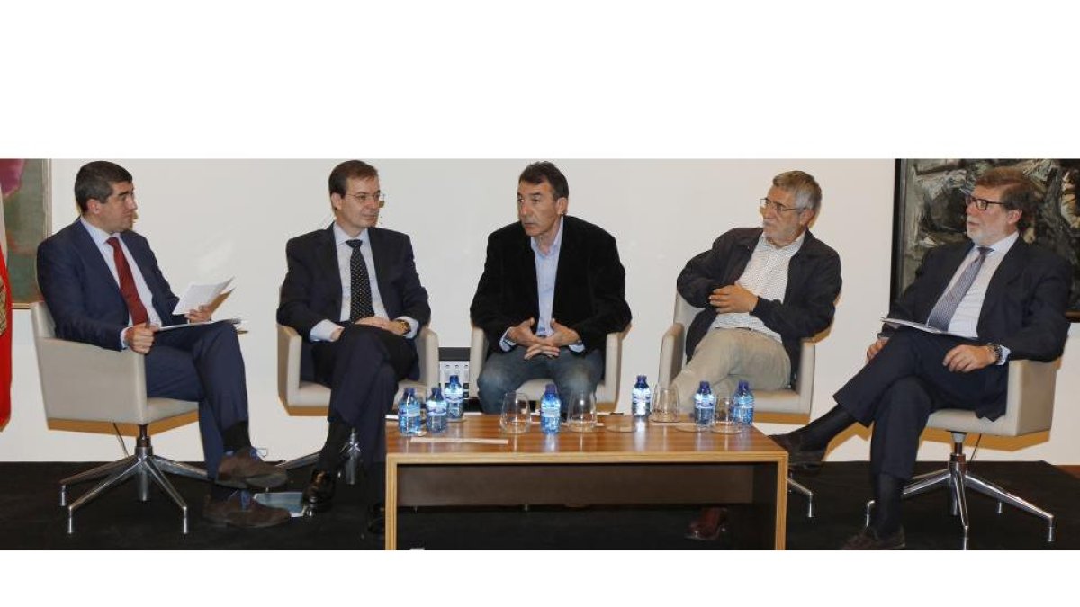 El director de ELMUNDO DECASTILLAYLEÓN, Pablo R. Lago, Germán Barrios, del CES, Ángel Hernández, de CCOO, Agustín Prieto, de UGT, y Santiago Aparicio, de Cecale, ayer en el Club de Prensa.-J. M. Lostau