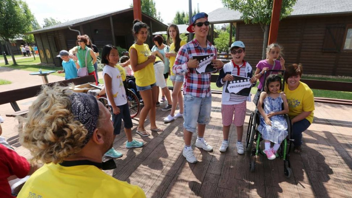 n centenar de niños con y sin discapacidad participan en el campamento de integración que organiza Aspaym-Ical