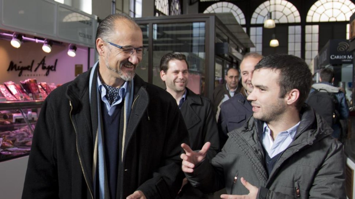 El portavoz de Ciudadanos en las Cortes de Castilla y León, Luis Fuentes y el candidato al Congreso de Ciudadanos por Salamanca, Pablo Yañez visitan el Mercado Central de Salamanca..-ICAL