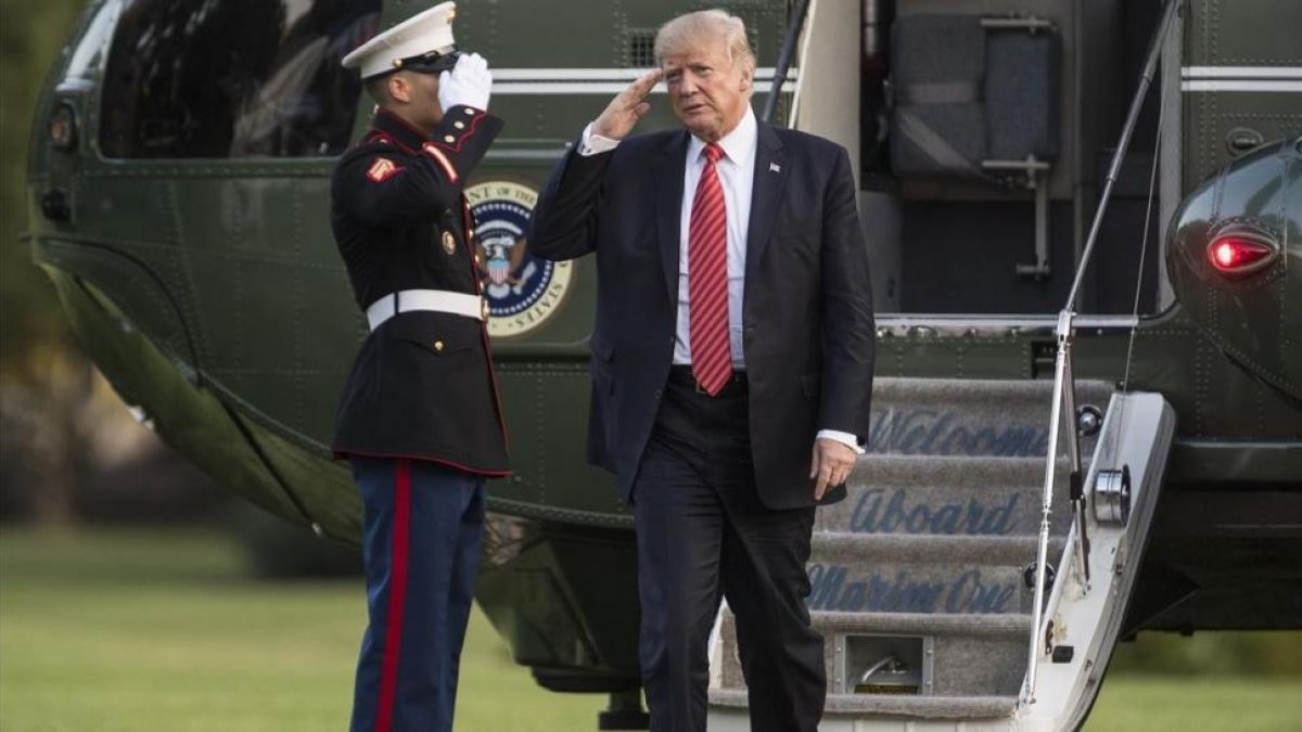 Trump saluda a su llegada en helicóptero desde Reno a la Casa Blanca, en Washington, el 23 de agosto-AP / CAROLYN KASTER