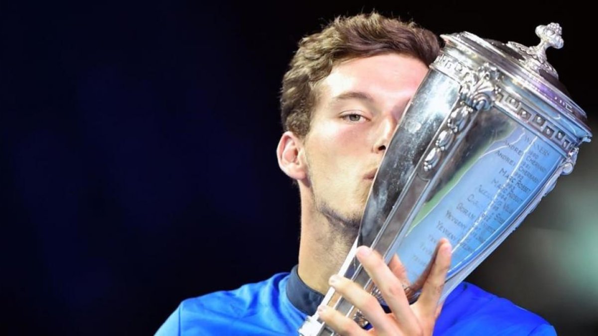 Pablo Carreño besa el trofeo del Abierto de Moscú tras derrotar en la final a Fabio Fognini.-AFP / ALEXANDER NEMENOV